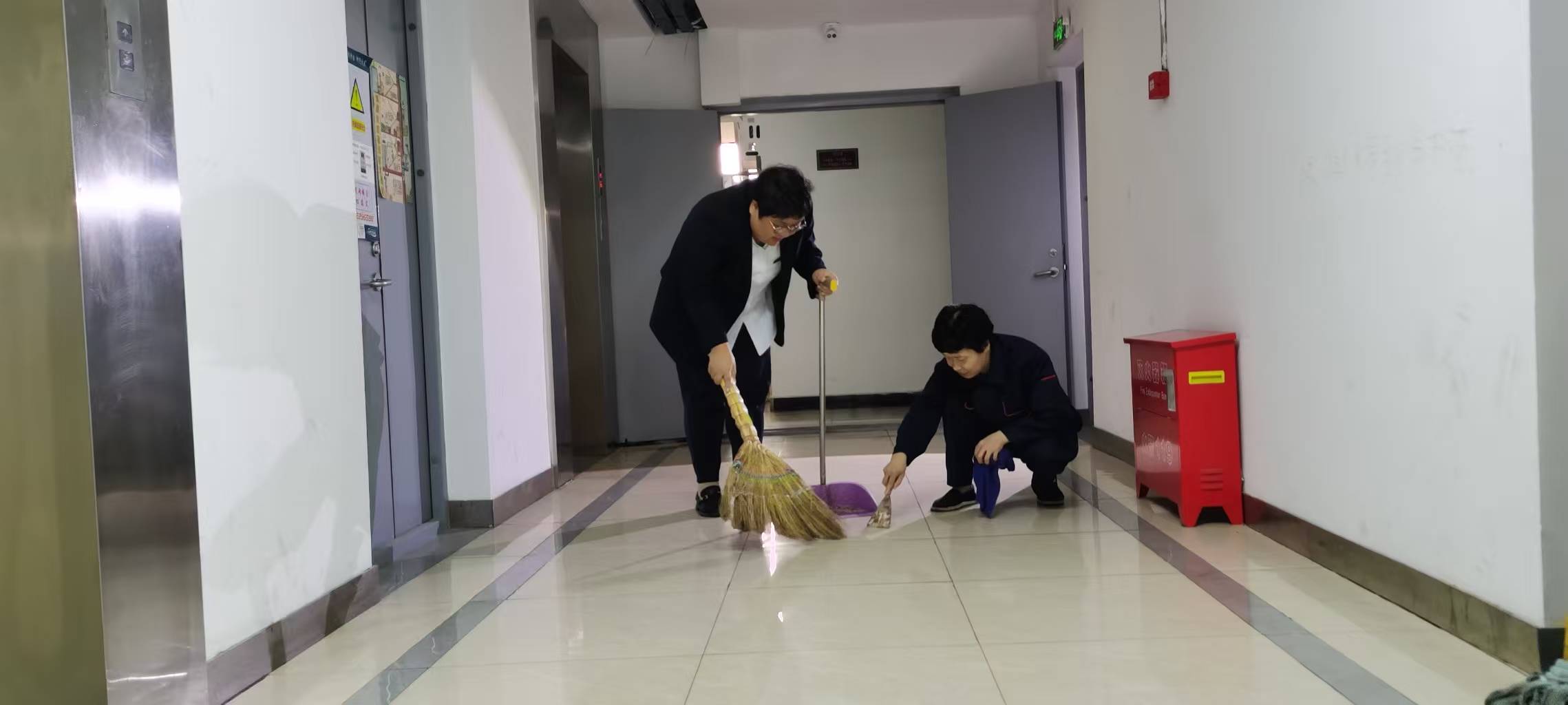 1759818587459012421.jpg 城運物業(yè)在華光大廈進(jìn)行樓道清掃工作.jpg